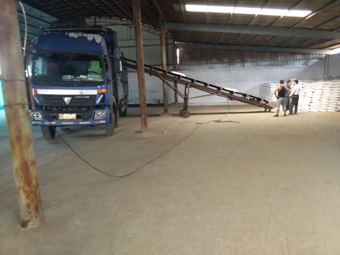 我公司發往內蒙古30T聚合氯化鋁裝貨現場